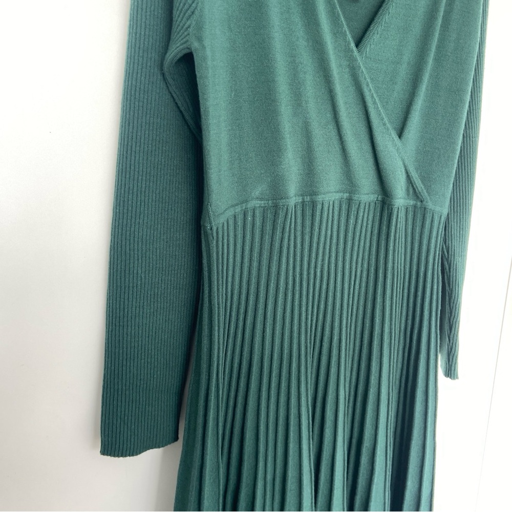 NEWSHOWS DEEP GREEN WRAP STYLE SURPLICE KNIT DRESS WITH PLEATED STYLE SKIRT, XL - Picture 4 of 11
